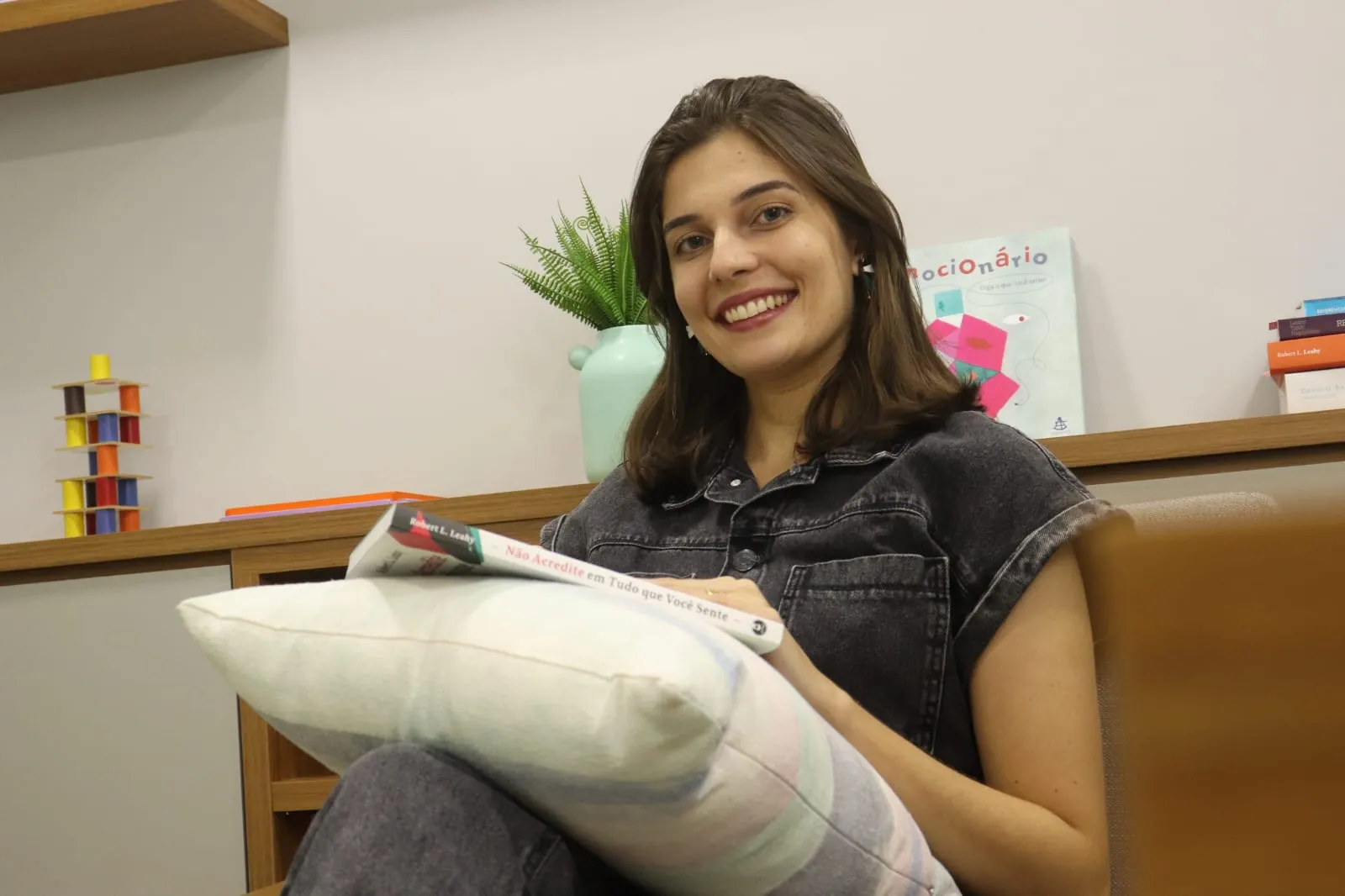 Imagem principal da página inicial em dispositivos desktop, mostrando a psicologa Ariella Marques sorrindo