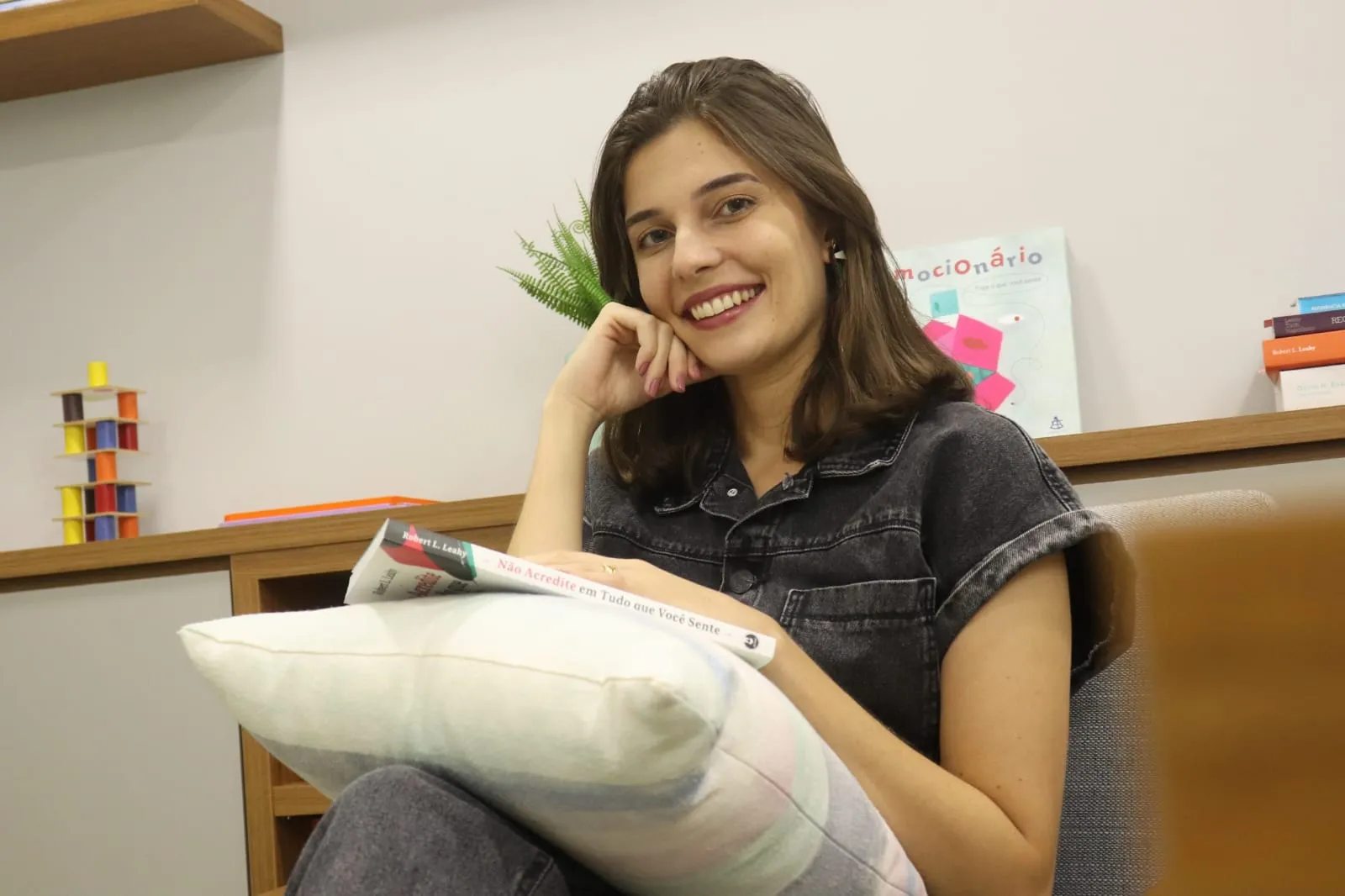 Imagem principal da página inicial em dispositivos móveis, mostrando a psicologa Ariella Marques sorrindo